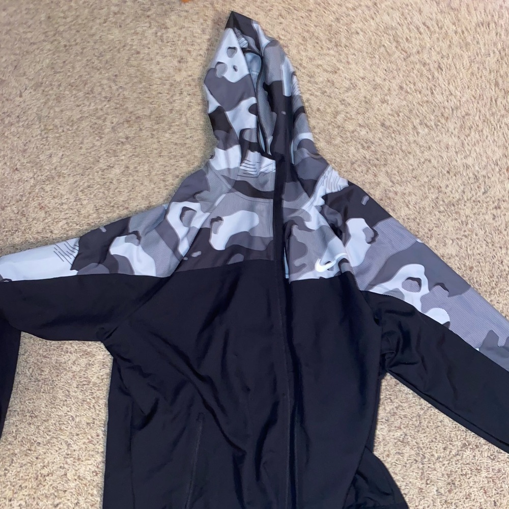 NIKE WINDBREAKER BLACK/WHITE CAMO (NEVER WORN)